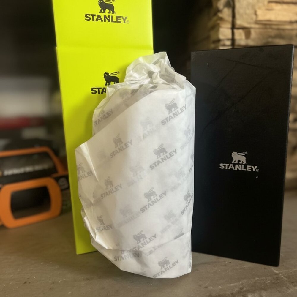 Stanley 40oz Tumbler - Halloween Web Glow - LIMITED EDITION - Picture 2 of 3